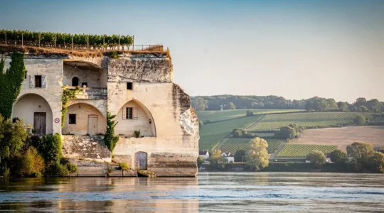 Vue panoramique d'une cite troglodytique creusee dans la roche de tuffeau surplombant la Loire pres de Saumur
