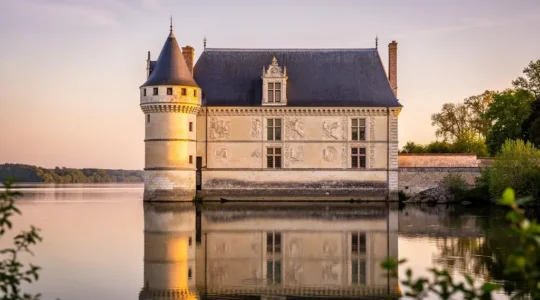 Facade Renaissance d'un chateau de la Loire illustrant les codes architecturaux de la hierarchie nobiliaire